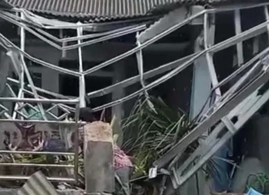 Rumah Kampung Kalumpang, Desa Rancatereup, Kecamatan Labuan, Kabupaten Pandeglang, rusak tertimpa pohon tumbang, Sabtu, 28 Februari 2026. (Sumber: Dok. Warga)