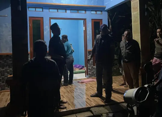 Warga saat menggerebek kontrakan yang diduga lakukan prostitusi online di Cibungbulang, Kabupaten Bogor. (Sumber: Dok. Polres Bogor)