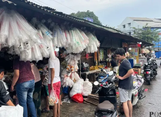 Antrean pembeli di warung kelontong di wilayah Palmerah, Jakarta Barat, Minggu, 1 Maret 2026. (Sumber: Poskota/Pandi Ramedhan)