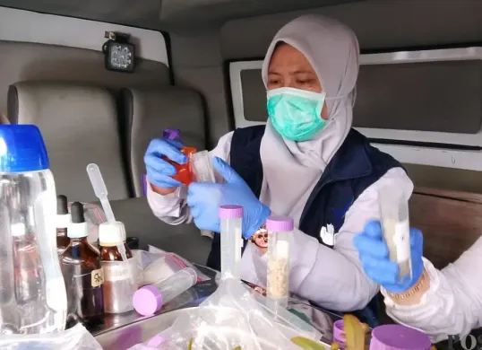 Petugas BBPOM Bandung menguji sampel jajanan takjil, di Lembang, Kabupaten Bandung Barat, Senin, 2 Februari 2026. (Sumber: Poskota/Gatot Poedji Utomo)