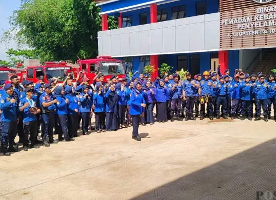 Petugas Damkar Bandung Barat melaksanakan apel siaga rutin di kantor Damkar KBB, Kotabaru Parahyangan, Kecamatan Padalarang. (Sumber: Poskota/Gatot Poedji Utomo)
