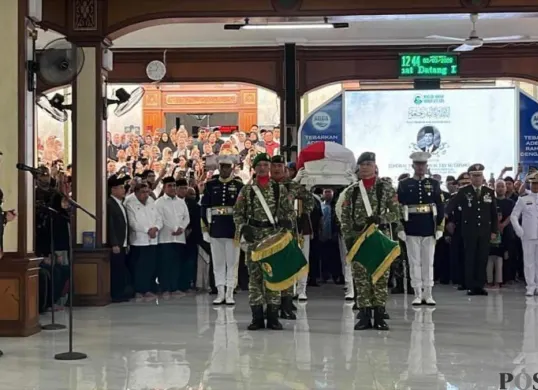 Jenazah Wakil Presiden Republik Indonesia ke-6 Try Sutrisno tiba di Masjid Agung Sunda Kelapa, Jakarta Pusat, sebelum mendiang dimakamkan di Tempat Makam Pahlawan (TMP) Kalibata, Jakarta Selatan, Senin, 2 Maret 2026. (Sumber: Poskota/Ali Mansur)