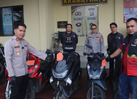 Kapolsek Kramatwatu Kompol Bai Makmun bersama barang bukti hasil kejahatan. (Sumber: Dok. Humas Polresta Serang)