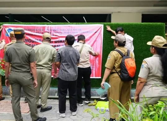 Pemkot Jakarta Barat menyegel tempat olahraga padel tidak dilengkapi izin resmi di kawasan Kembangan, Jakarta Barat, Senin, 2 Maret 2026. (Sumber: Dok. Kominfo)