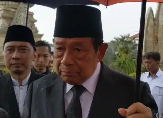 Presiden ke-6 RI Susilo Bambang Yudhoyono saat ditemui di Taman Makam Pahlawan (TMP) Kalibata, Jakarta Selatan, Senin, 2 Maret 2026. (Sumber: Poskota/Ali Mansur)