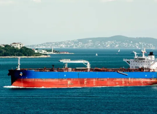 Ilustrasi, kapal tanker pengangkut minyak bumi. (Sumber: freepik)