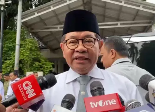 Gubernur DKI Jakarta, Pramono Anung di rumah duka Wakil Presiden keenam Republik Indonesia Try Sutrisno, Menteng, Jakarta Pusat, Senin, 2 Maret 2026. (Sumber: Poskota/M. Tegar Jihad)