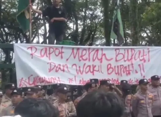 Ratusan mahasiswa berdemonstrasi di depan Kantor Bupati Lebak, Senin, 2 Maret 2026. (Sumber: Dok. Istimewa)