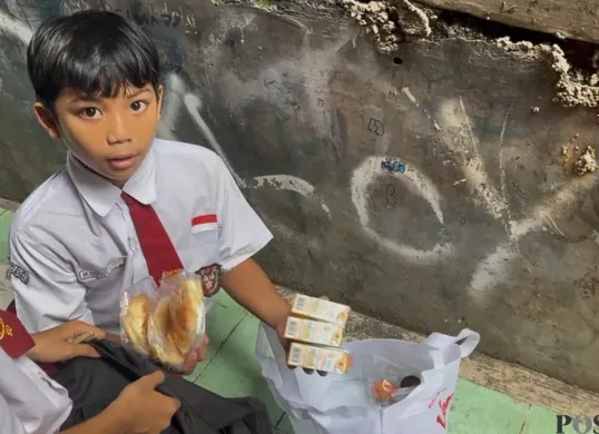 Siswa SDN 15 Slipi, Palmerah, Jakarta Barat, menerima menu paket MBG selama bulan puasa mulai dari susu hingga roti, Senin, 2 Maret 2026. (Sumber: Poskota/Pandi Ramedhan)
