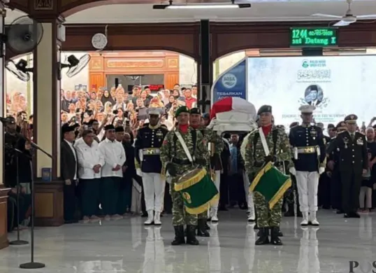 Prosesi penyerahan jenazah Wakil Presiden RI ke-6 Try Sutrisno dari pihak keluarga kepada negara di Masjid Agung Sunda Kelapa, Jakarta Pusat, sebelum dimakamkan di TMP Kalibata, Jakarta Selatan, Senin, 2 Maret 2026. (Sumber: Poskota/Ali Mansur)
