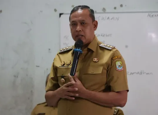 Wali Kota Bekasi, Tri Adhianto saat sidak SMPN 52, Kranji, Bekasi Barat, Senin, 2 Maret 2026. (Sumber: Dok. Istimewa)