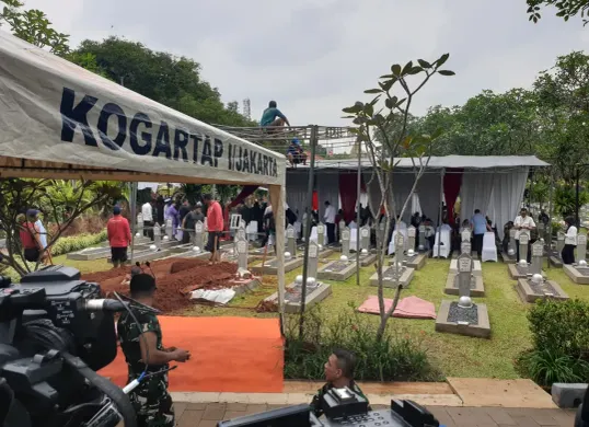 Suasana prosesi pemakaman kenegaraan Try Sutrisno di TMP Kalibata, Senin (2/3/2026). (Sumber: Poskota/Bilal)