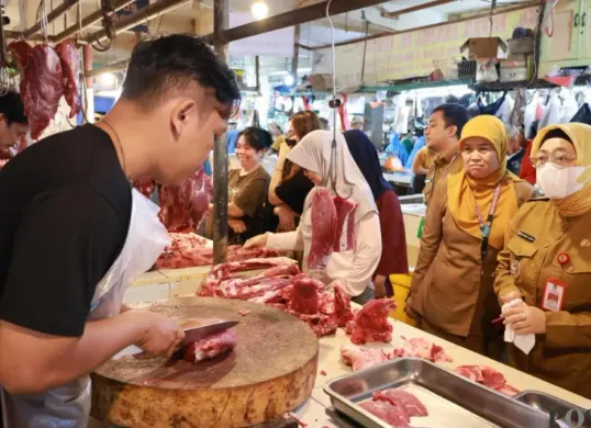 Wakil Bupati Tangerang, Intan Nurul Hikmah saat melakukan monitoring stok dan harga komoditi di Pasar Kelapa Dua. (Sumber: Poskota/Veronica)