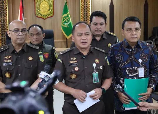 Kepala Pusat Penerangan Hukum Kejaksaan Agung, Anang Supriatna (tengah) di Kantor Kejaksaan Agung (Kejagung). (Sumber: Poskota/ Ali Mansur)