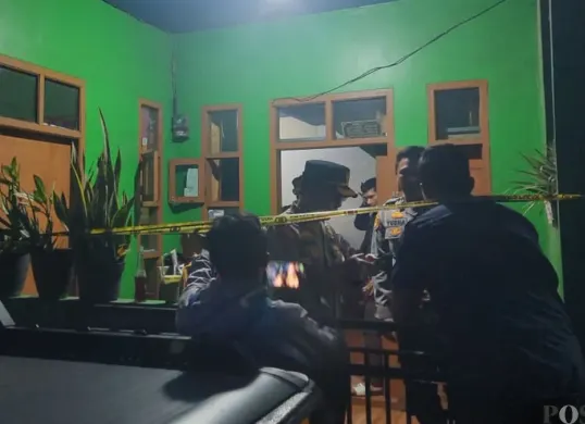 Polisi masih melakukan pengamanan ketat di kediaman korban, Kampung Warung Tiwu, RT 02/RW 16, Desa Cipatat, Kecamatan Cipatat, Kabupaten Bandung Barat, Selasa 3 Maret 2026. (Sumber: Poskota/Gatot Poedji Utomo)