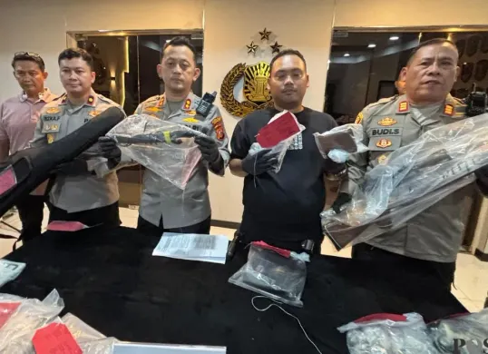 Polisi menunjukkan barang bukti pembunuhan pasutri asal Pakistan di Mapolres Bogor, Selasa, 3 Maret 2026. (Sumber: Poskota/Giffar Rivana)