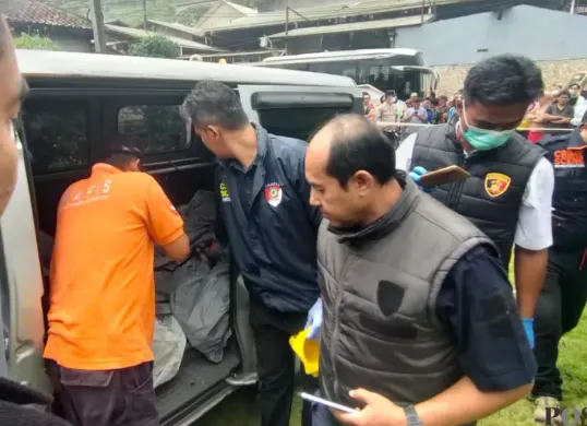 Evakuasi WNA tewas di Kampung Pamuncatan, Desa Ciburuy, Kecamatan Padalarang, Kabupaten Bandung Barat, Selasa, 3 Maret 2026. (Sumber: Poskota/Gatot Poedji Utomo)