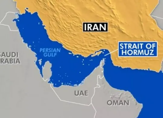 Di tengah konflik geopolitik, Iran tetap membuka Selat Hormuz untuk kapal negara netral dengan syarat khusus, termasuk penggunaan mata uang yuan dalam transaksi minyak. (Sumber: X/@idextratime)