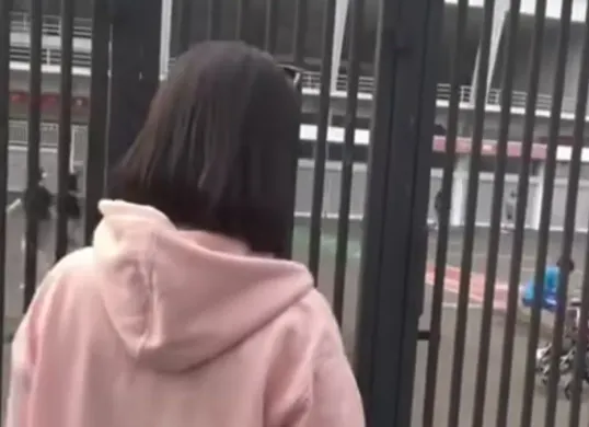 Sosok artis hoodie pink yang ada di video Hotman Paris jadi sorotan warganet. (Sumber: Instagram/@gosip_danu)