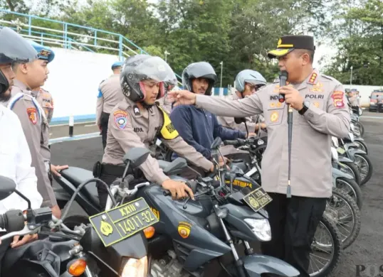 Kapolresta Tangerang, Kombes Pol Andi Muhammad Indra Waspada Amirullah saat melakukan pengecekan kendaraan. (Sumber: Poskota/Veronica Prasetio)