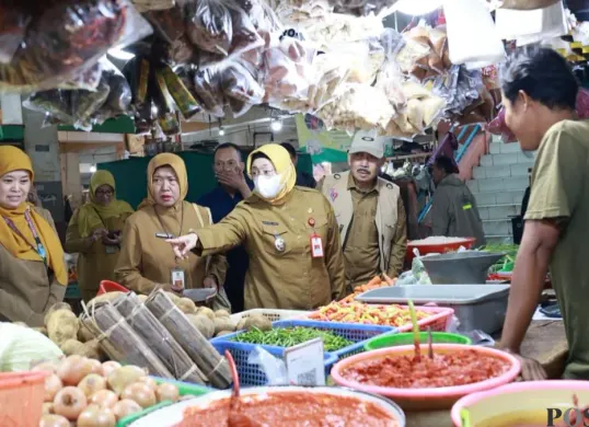 Wakil Bupati Tangerang, Intan Nurul Hikmah saat melakukan monitoring stok dan harga komoditi di Pasar Kelapa Dua. (Sumber: Poskota/Veronica Prasetio)
