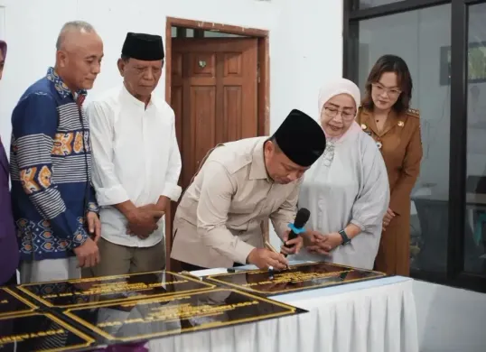 Wali Kota Depok, Supian Suri melakukan penandatangan peresmian prasasti untuk 15 posyandu di wilayah Kecamatan Sukmajaya. (Sumber: Dok. Diskominfo)