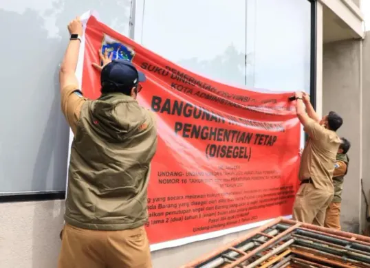 Sudin CKTRP Jakarta Selatan menyegel Fourthwall Padel di Jalan Haji Nawi Raya, Cilandak, Jakarta Selatan pada Selasa, 3 Maret 2026. (Sumber: Istimewa)