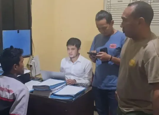 Polisi memeriksa D yang menggelapkan ratusan karton susu dengan dalih kena begal. (Sumber: Dok. Polsek Cileungsi)