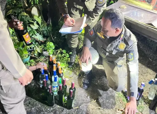 Petugas Satpol PP Kabupaten Bogor merazia warung kelontong yang jual miras di Kecamatan Sukaraja. (Sumber: Dok. Satpol PP)