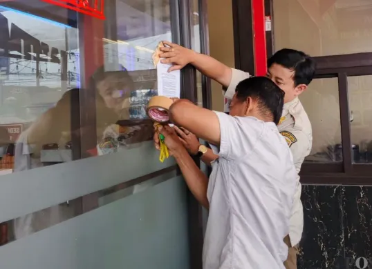 Petugas Satpol PP Kabupaten Bandung Barat menertibkan tempat makan yang beoperasi selama Ramadhan. (Sumber: Poskota/Gatot Poedji Utomo)