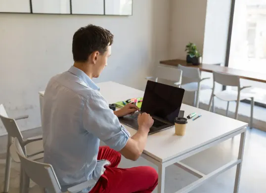 Tips sehat saat duduk lama di depan komputer ala Dokter Saddam Ismail. (Sumber: Freepik/marymarkevich)