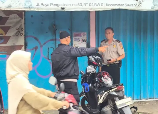 Petugas mengecek tempat aksi eksibisionis di Jalan Raya Pengasinan, RT 04/RW 01, Kelurahan Pengasinan, Kecamatan Sawangan, Kota Depok. (Sumber: Dok. Polsek Bojongsari)
