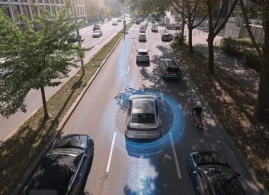 Ilustrasi teknologi ADAS hadir membantu pengemudi lewat peringatan dini dan kontrol berkendara. (Sumber: Bosch)