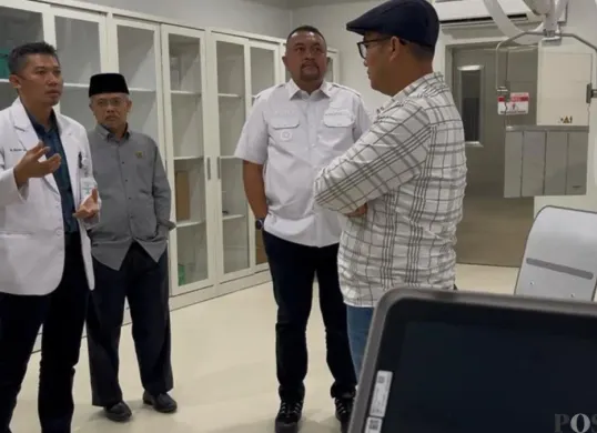 Bupati Bogor Rudy Susmanto saat meninjau pelayanan baru di RSUD Cibinong. (Sumber: Poskota/Giffar Rivana)
