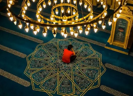 Ilustrasi. Kapan itikaf Ramadan 2026 dimulai, simak jadwal, dalil hadis, serta amalan terbaik yang dianjurkan saat menjalankan itikaf di masjid. (Sumber: Pexels/Ayna)