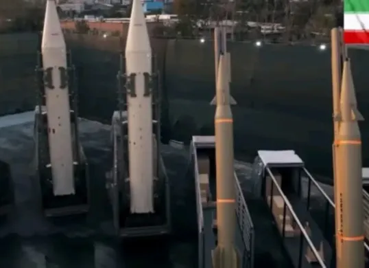 Iran resmi nyatakan serangan balasan hanya sasar aset militer AS dan Israel. (Sumber: Pinterest/DEVIANARTS)