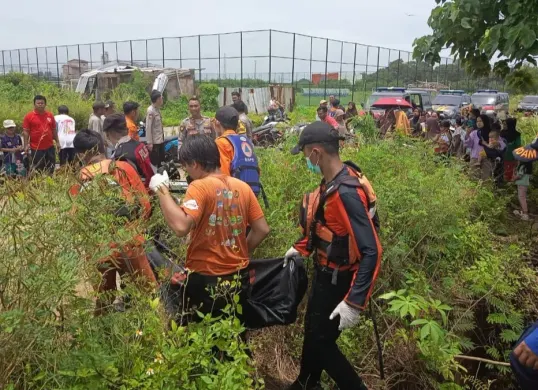 Proses evakuasi staf desa yang tewas tenggelam di danau Puspemkab Serang, Selasa, 3 Maret 2026. (Sumber: Dok. Polsek Ciruas)