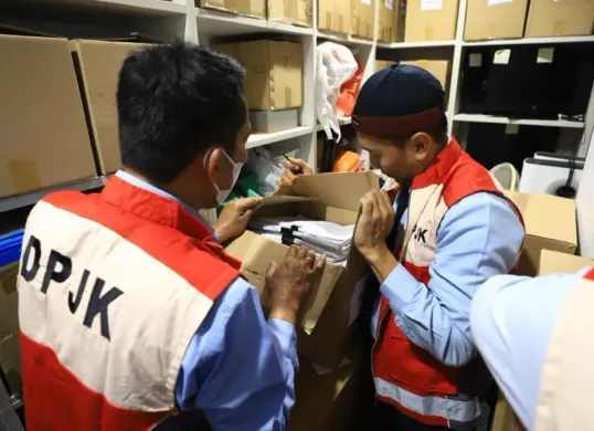 OJK dan Bareskrim Polri penggeledahan di kantor PT Mirae Asset Sekuritas atas dugaan kasus manipulasi saham IPO. (Sumber: Istimewa)