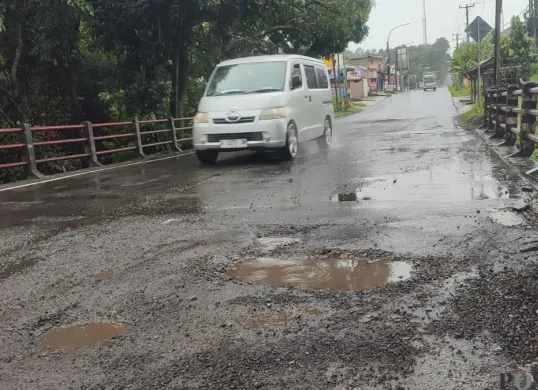 Jalan nasional di Pandeglang, yang belum lama diperbaiki sekarang terlihat berlubang lagi. (Sumber: Poskota/Samsul Fatoni)