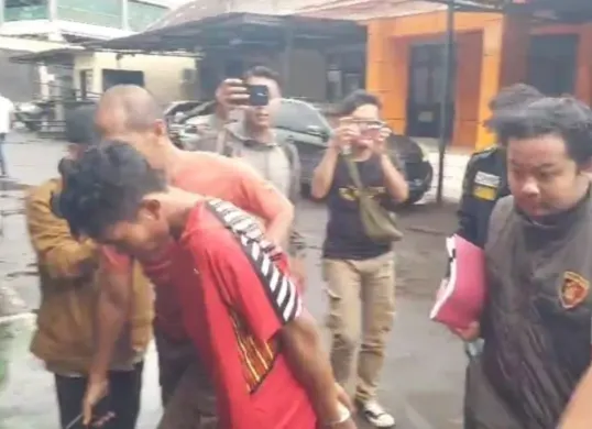 Polisi amankan pelaku pembunuhan terhadap bocah 12 tahun. Pelaku kini sudah diamankan di Polres Cimahi. (Sumber: Poskota/Gatot Poedji Utomo)