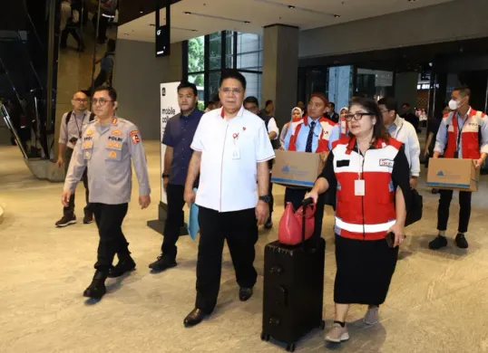 Penggeledahan kantor PT Mirae Asset Sekuritas oleh Otoritas Jasa Keuangan (OJK) bersama Bareskrim Polri. (Sumber: Bareskrim Polri)