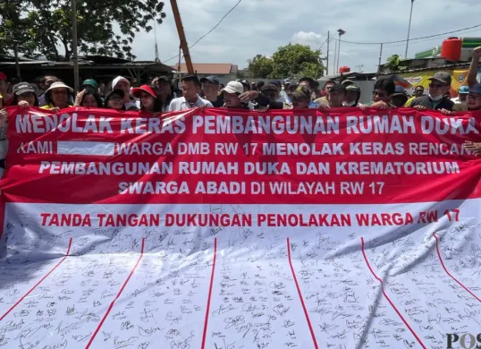 Unjuk rasa warga di Perumahan Citra, Kalideres, Jakarta Barat, menolak pembangunan rumah duka dan krematorium, Sabtu, 28 Februari 2026. (Sumber: Poskota/Pandi Ramedhan)