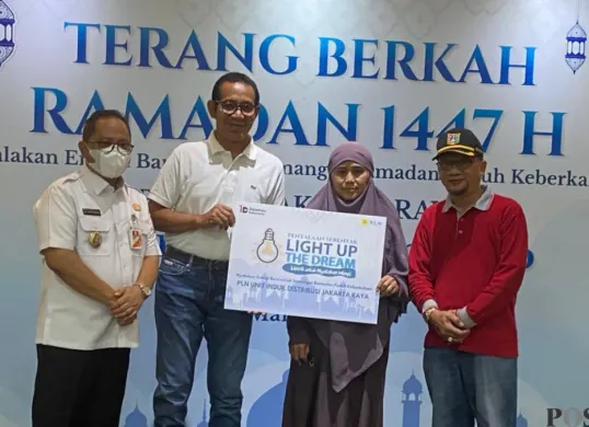 General Manager PLN UID Jakarta Raya, Moch. Andy Adchaminoerdin bersama Wakil Wali Kota Jakarta Selatan, Ali Murtadho, secara simbolis memberikan bantuan penyambungan listrik kepada salah satu warga. (Sumber: Poskota/Guruh Nara Persada)