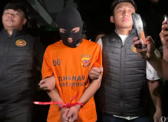 Pelaku pembunuhan pasutri di Bogor, MH, 22 tahun digiring polisi usai menjalani pemeriksaan di Mapolres Bogor. (Sumber: Poskota/Giffar Rivana)