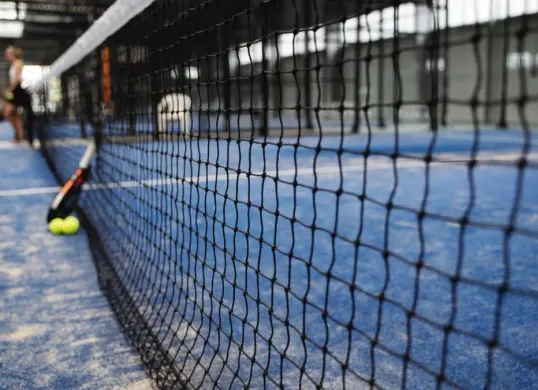 Ilustrasi, Pemprov DKI mulai segel lapangan padel di Jakarta yang tak berizin PBG. (Sumber: freepik)