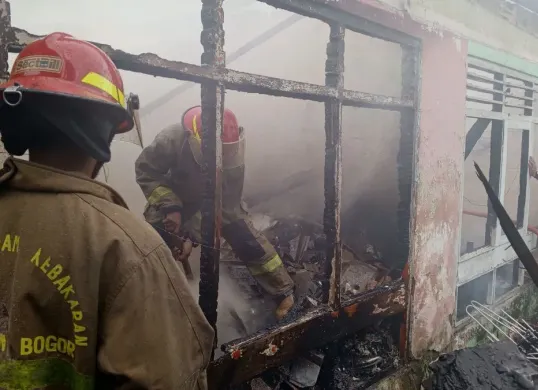 Petugas Damkar memadamkan api di sebuah rumah yang ditinggali ODGJ di wilayah Ciomas, Kabupaten Bogor. (Sumber: Dok. Damkar Bogor)
