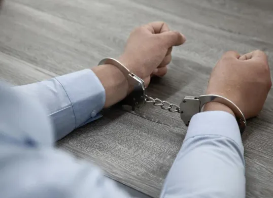 Ilustrasi, terduga pelaku rudapaksa diamankan polisi. (Sumber: freepik)