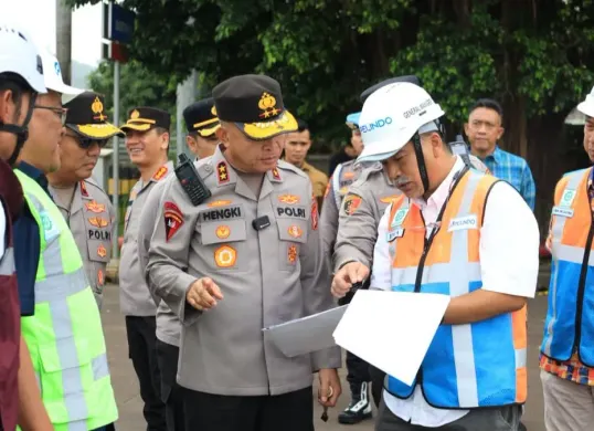 Kapolda Banten, Irjen Pol Hengki saat mendengar paparan dari GM Pelindo Ciwandan terkait persiapan angkutan lebaran. (Sumber: Dok. Bidhumas Polda Banten)