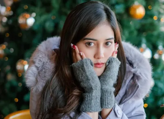 Selebgram Ruce Nuenda atau yang akrab disapa Mama Ebra tengah menjadi sorotan usai diduga tetap beraktivitas di luar rumah saat mengalami gejala penyakit campak. (Sumber: Instagram/@rucenueda)