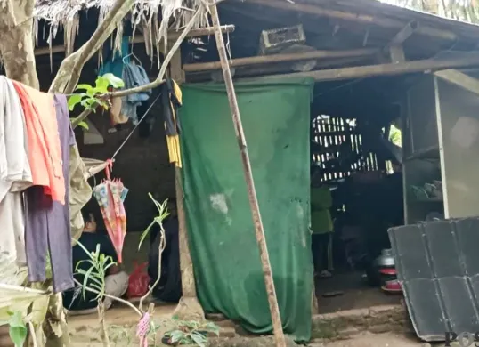 Kondisi tempat tinggal satu keluarga yang dalam kondisi keterbatasan ekonomi. (Sumber: Poskota/Samsul Fatoni)